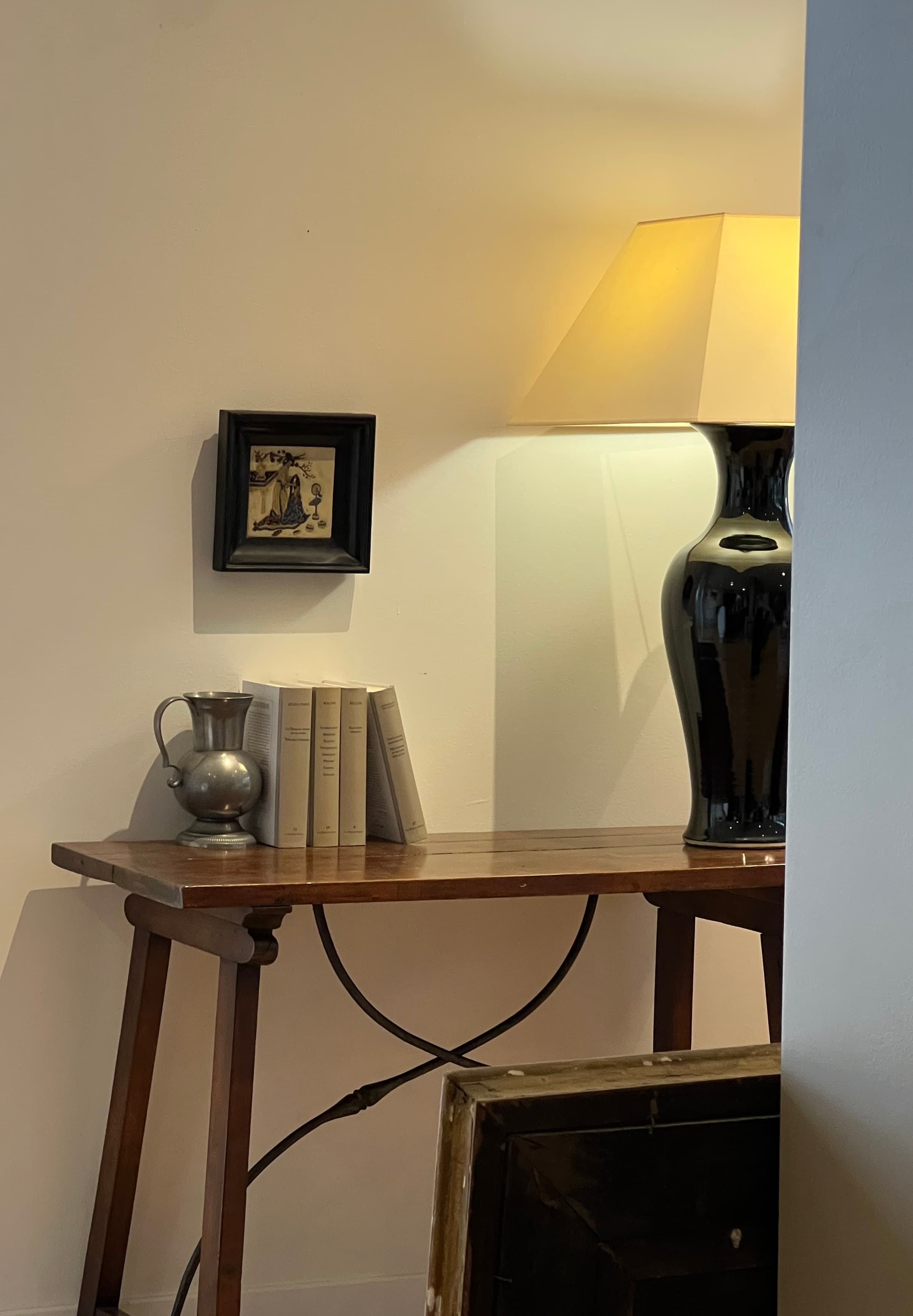 Coin lumineux avec console et photo encadrée