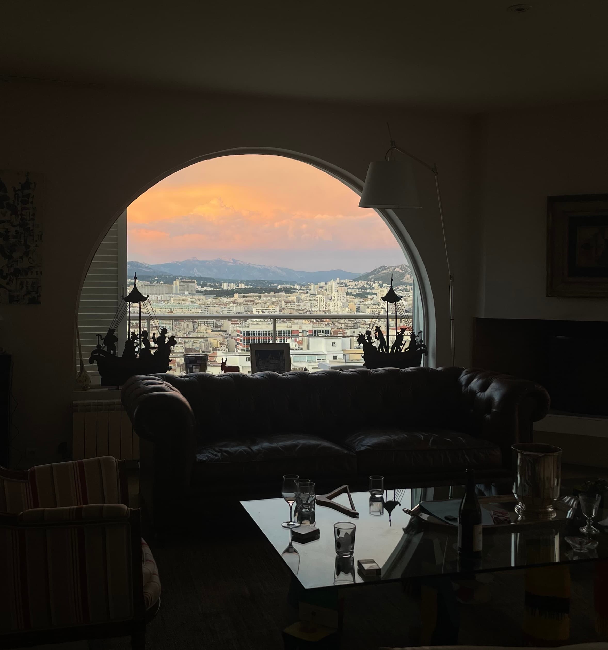 Salon en contre-jour avec vue sur la ville