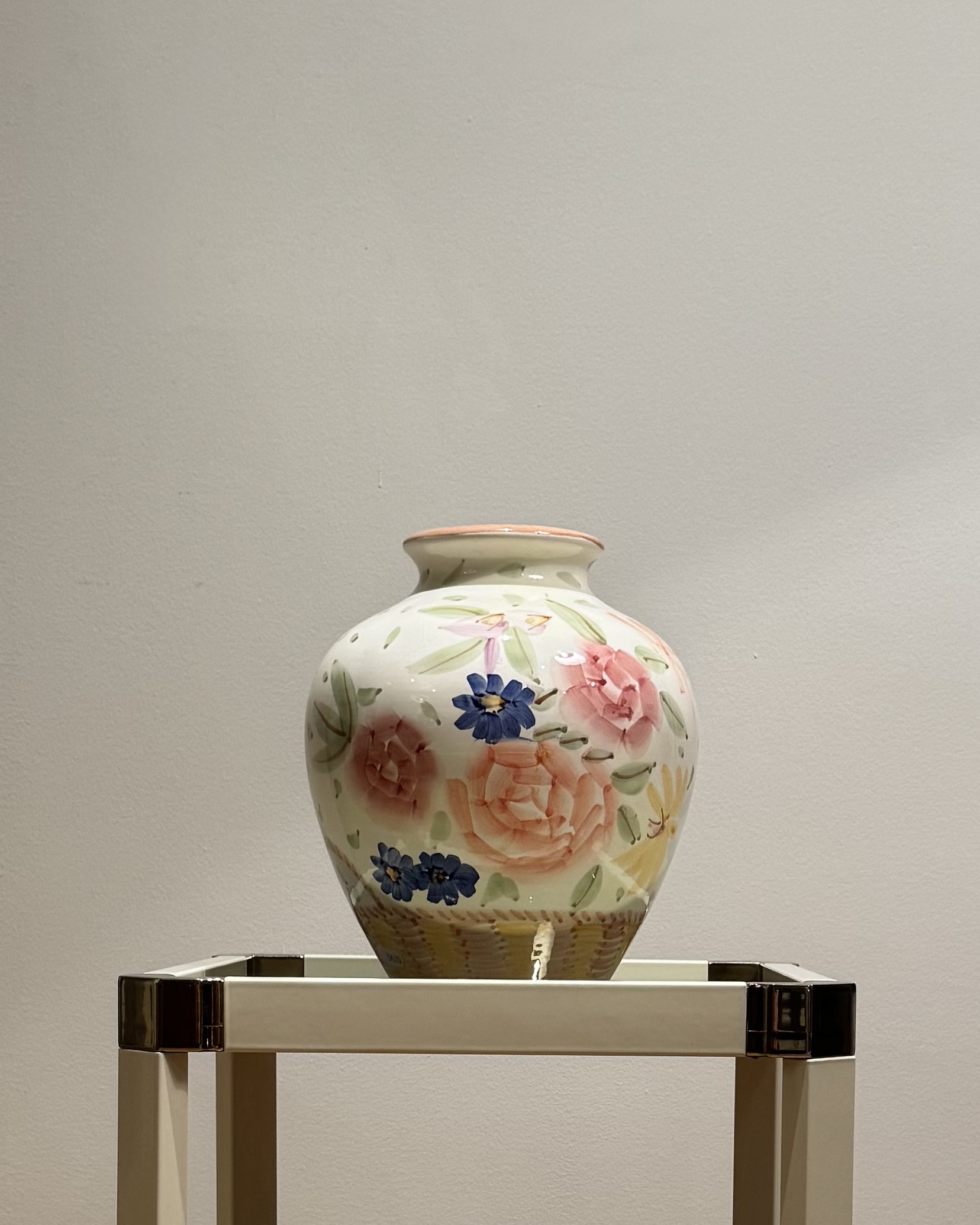 Grand vase en céramique, décor floral peint