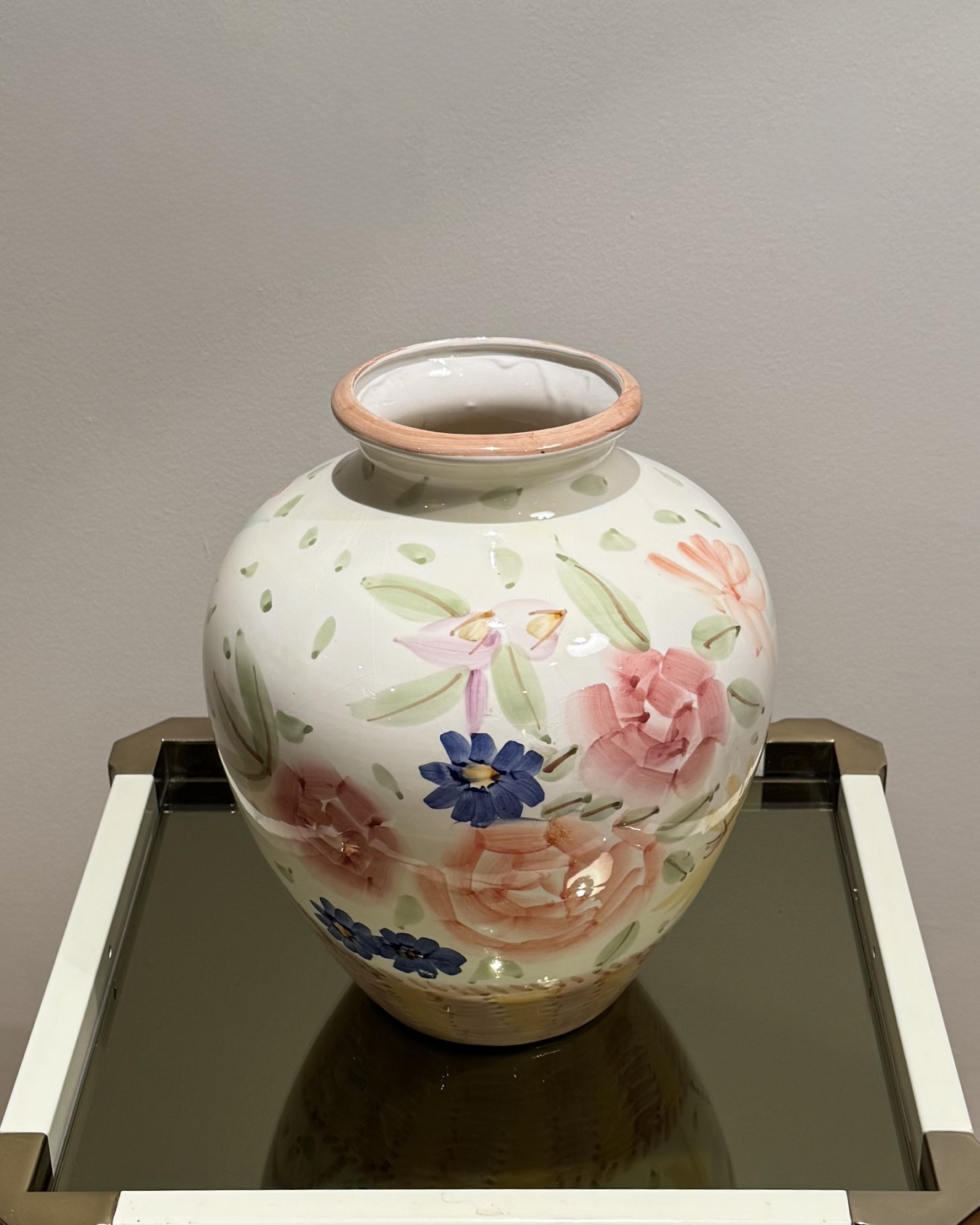 Grand vase en céramique, décor floral peint