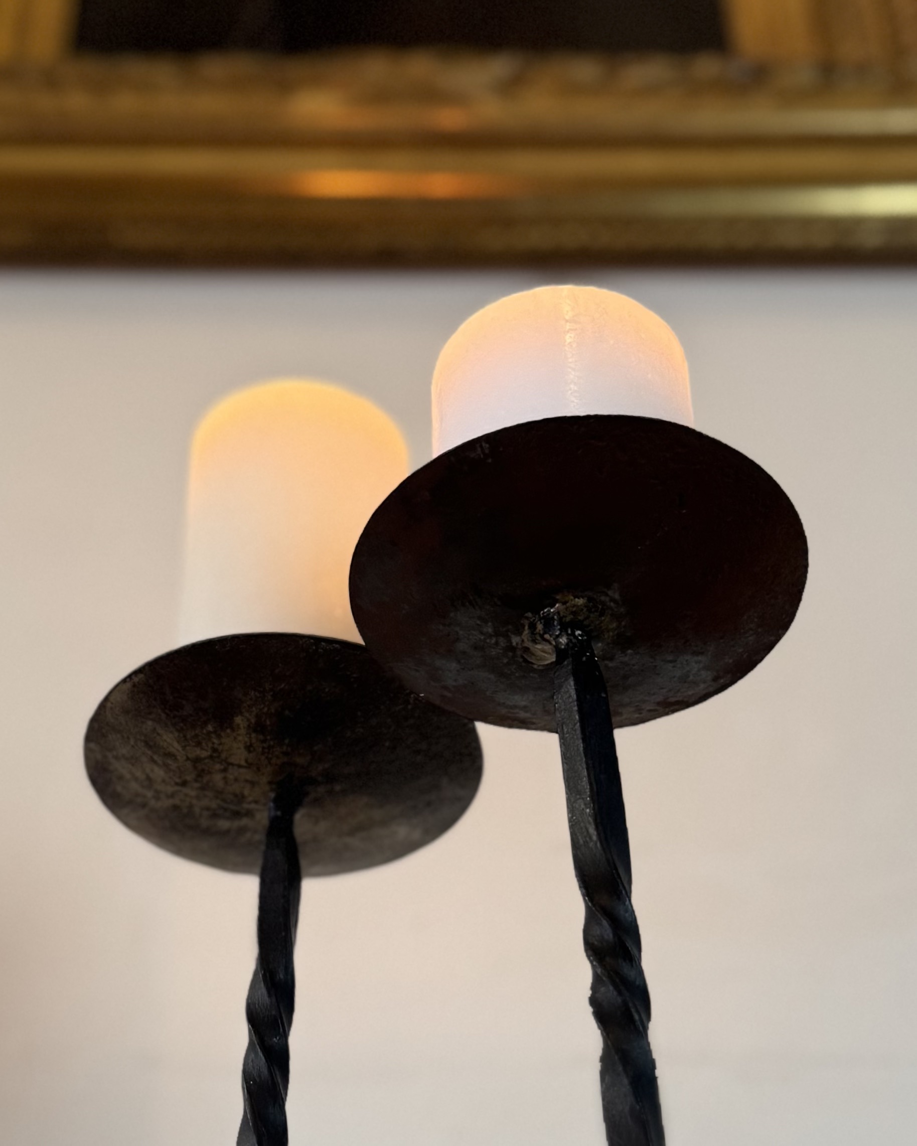 Paire de bougeoirs en fer forgé artisanaux 