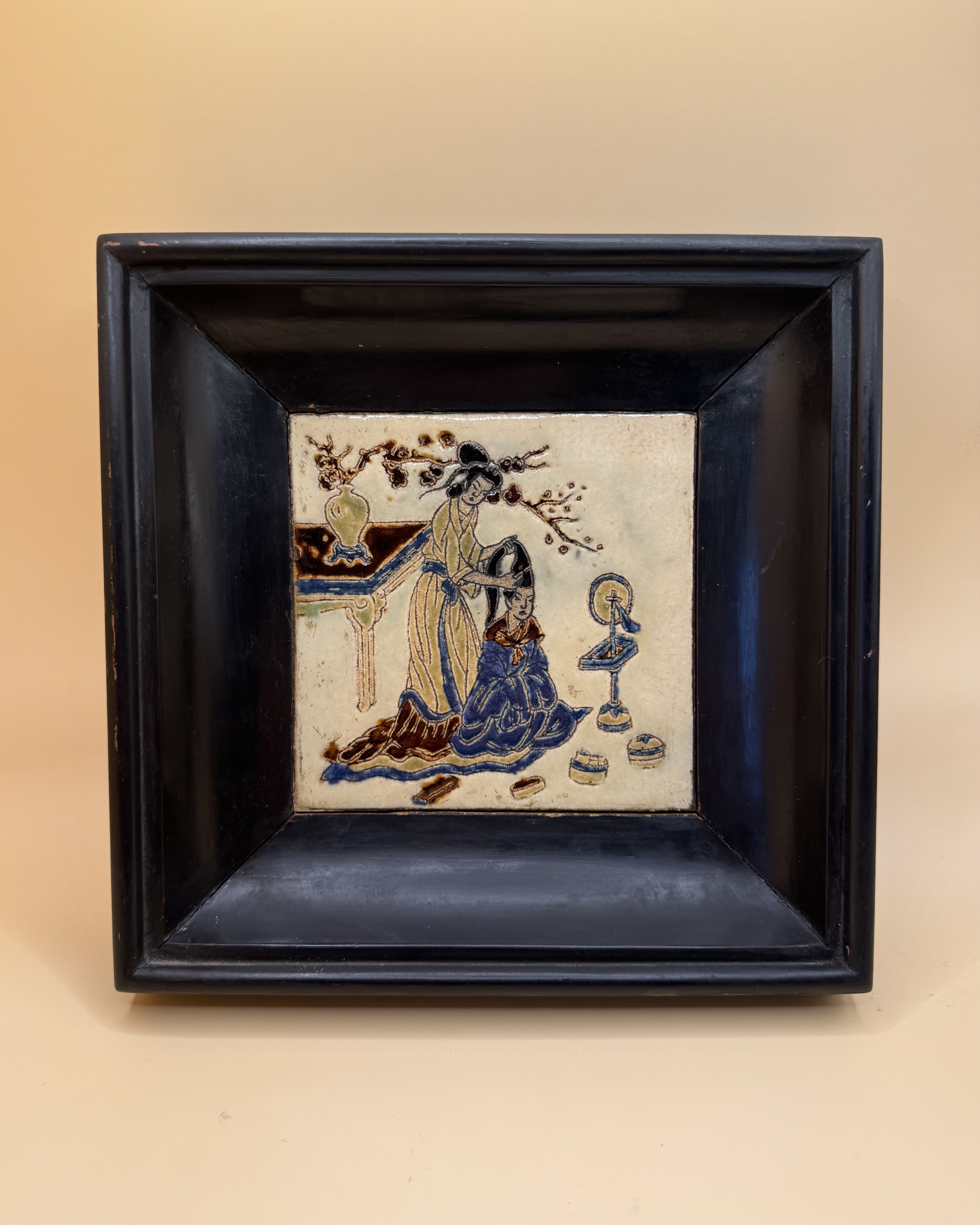 Carreau décoratif encadré, scène intimiste d’inspiration japonisante