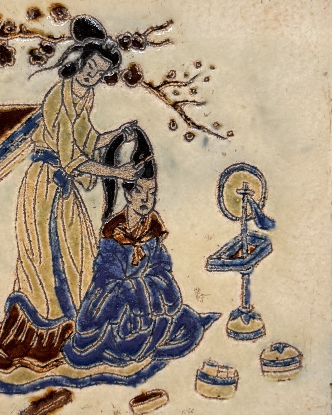 Carreau décoratif encadré, scène intimiste d’inspiration japonisante