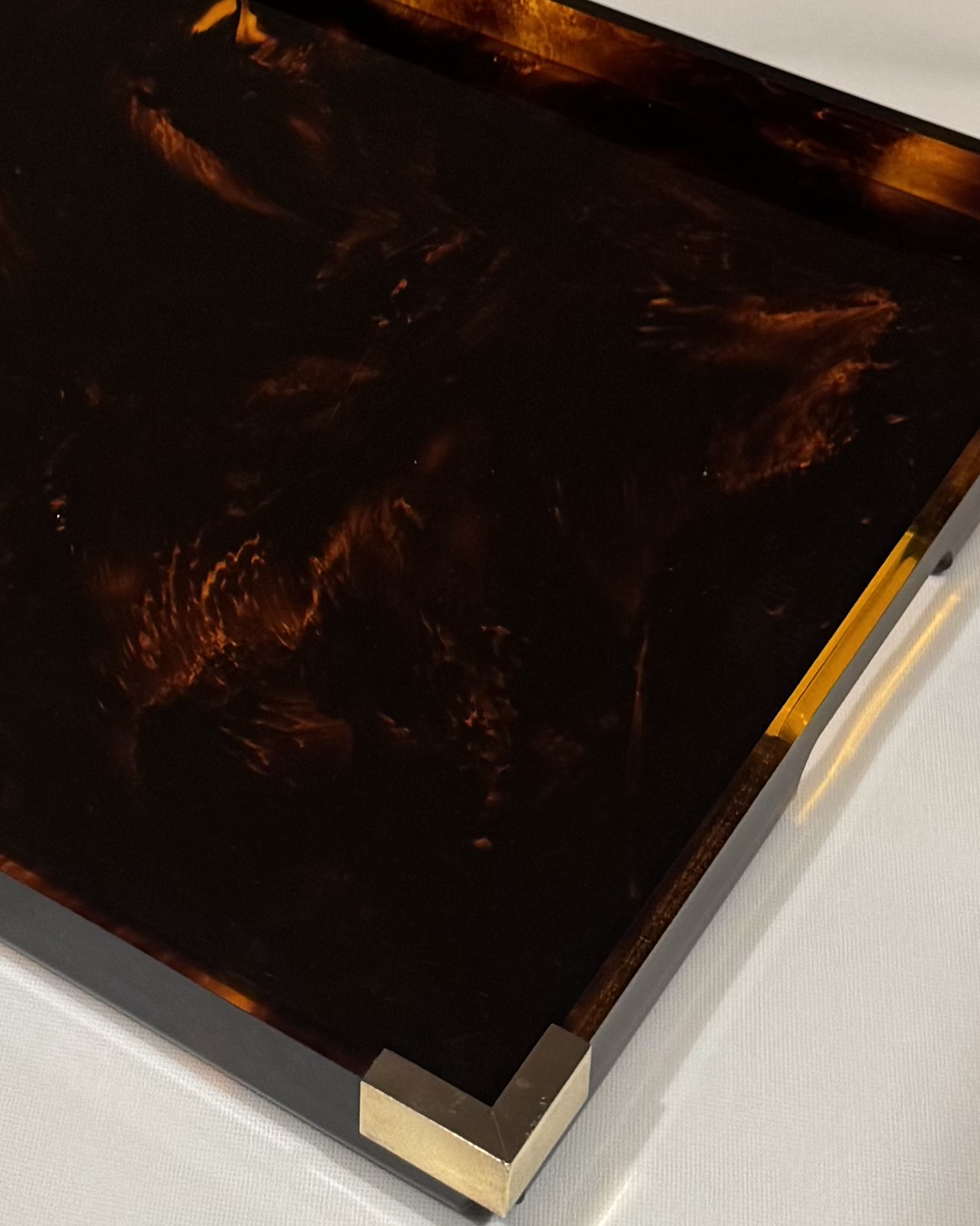 Plateau en lucite écaille et laiton doré 