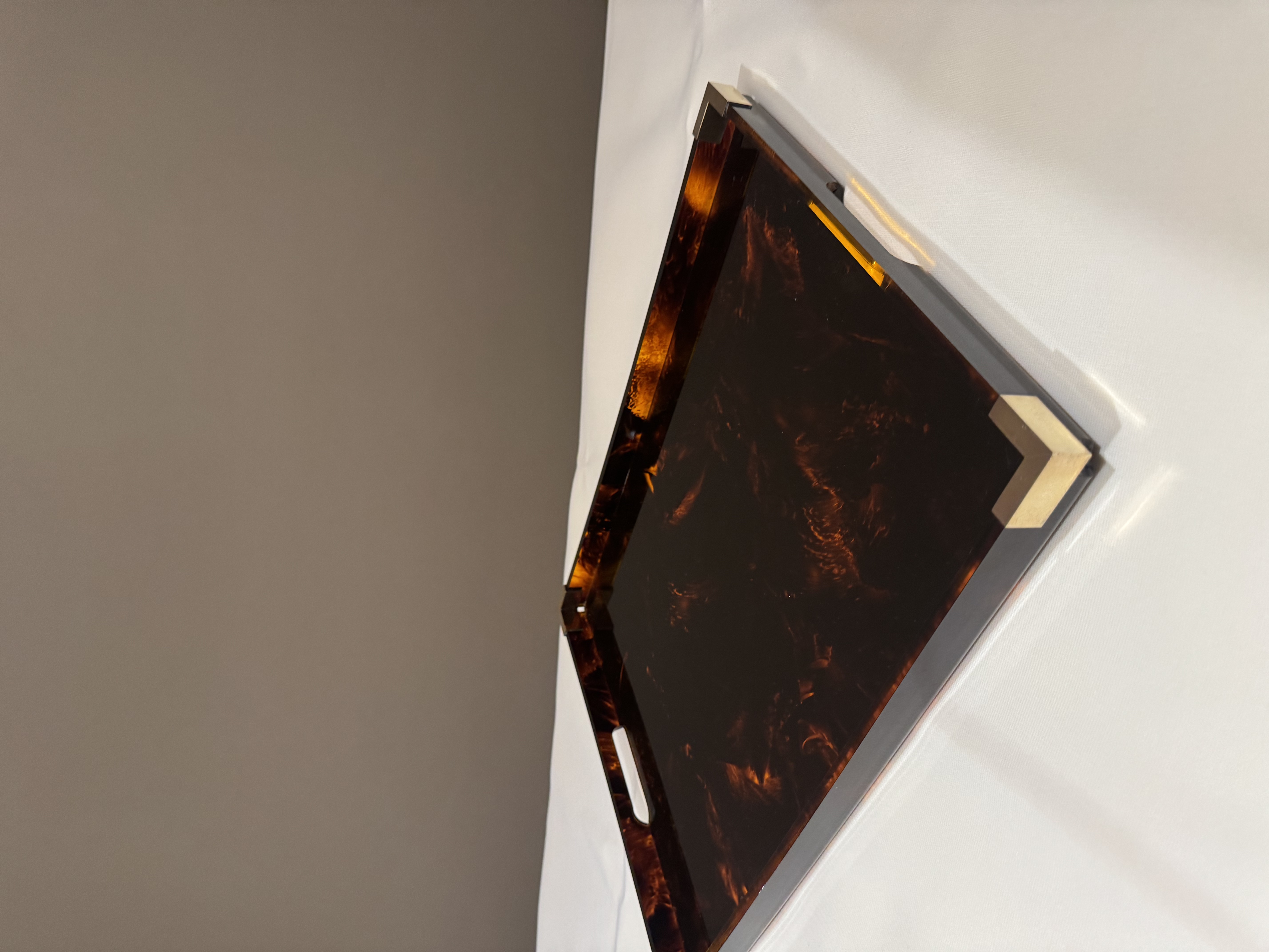 Plateau en lucite écaille et laiton doré 