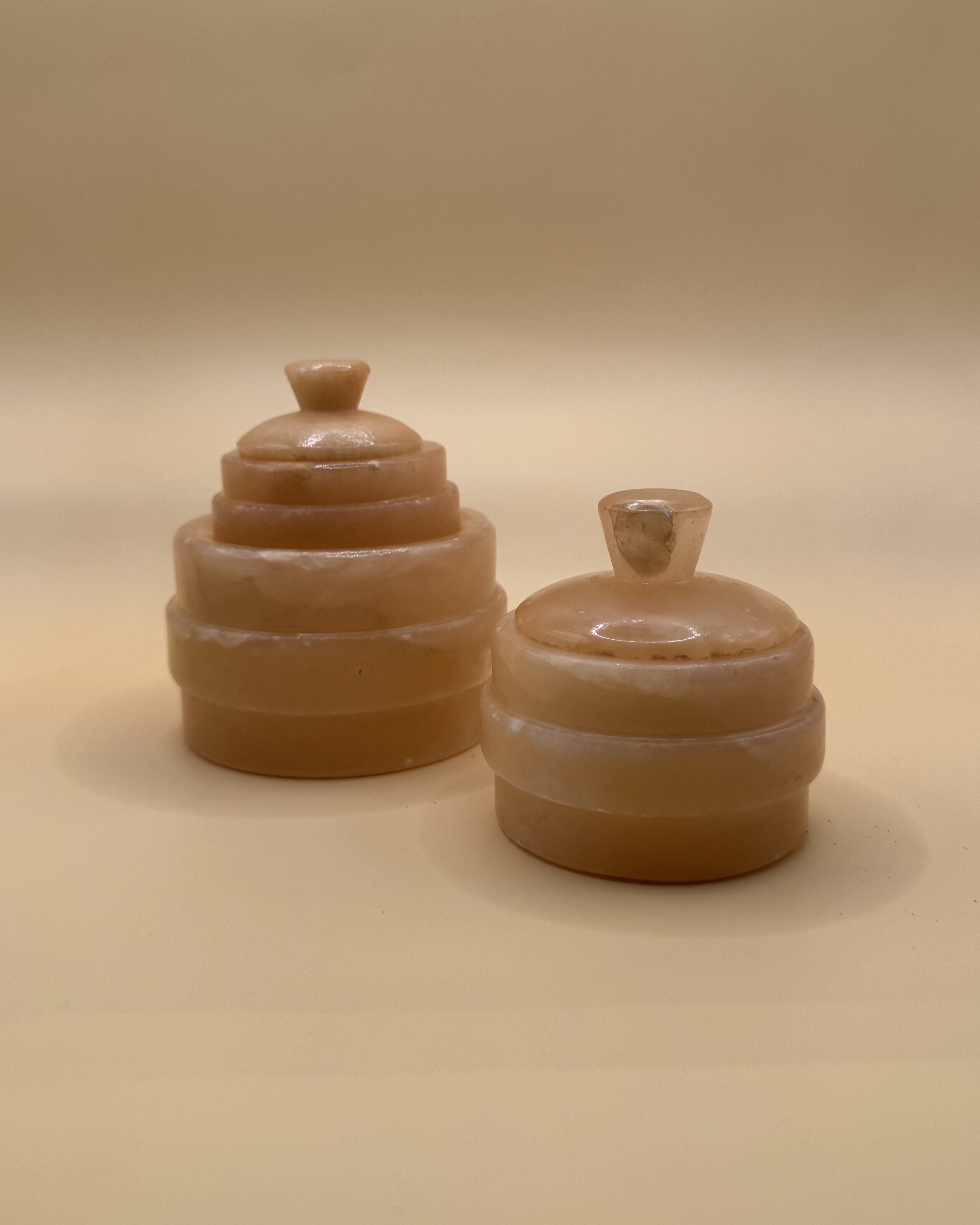 Paires de minis boites en albâtre compartimentées 