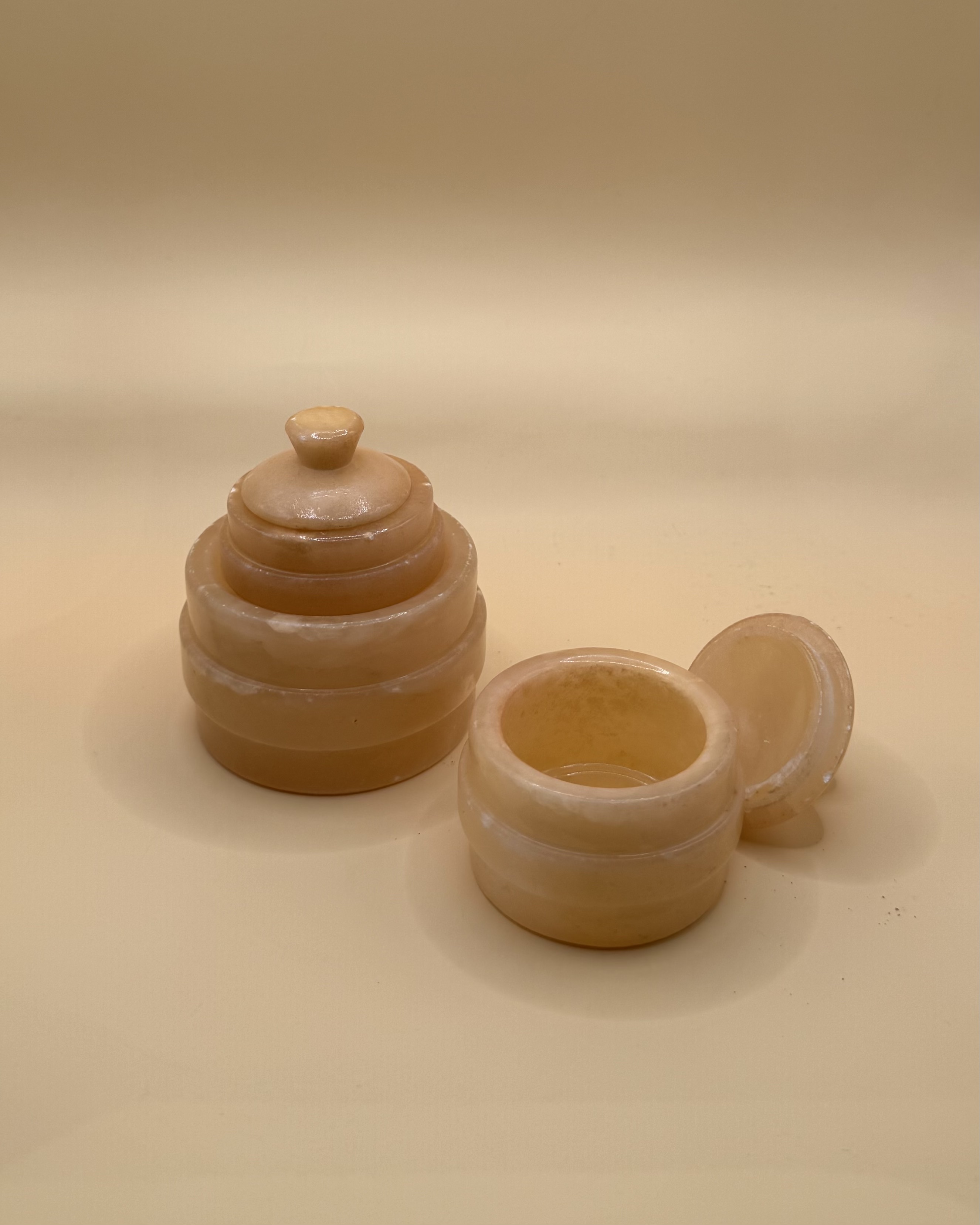 Paires de minis boites en albâtre compartimentées 