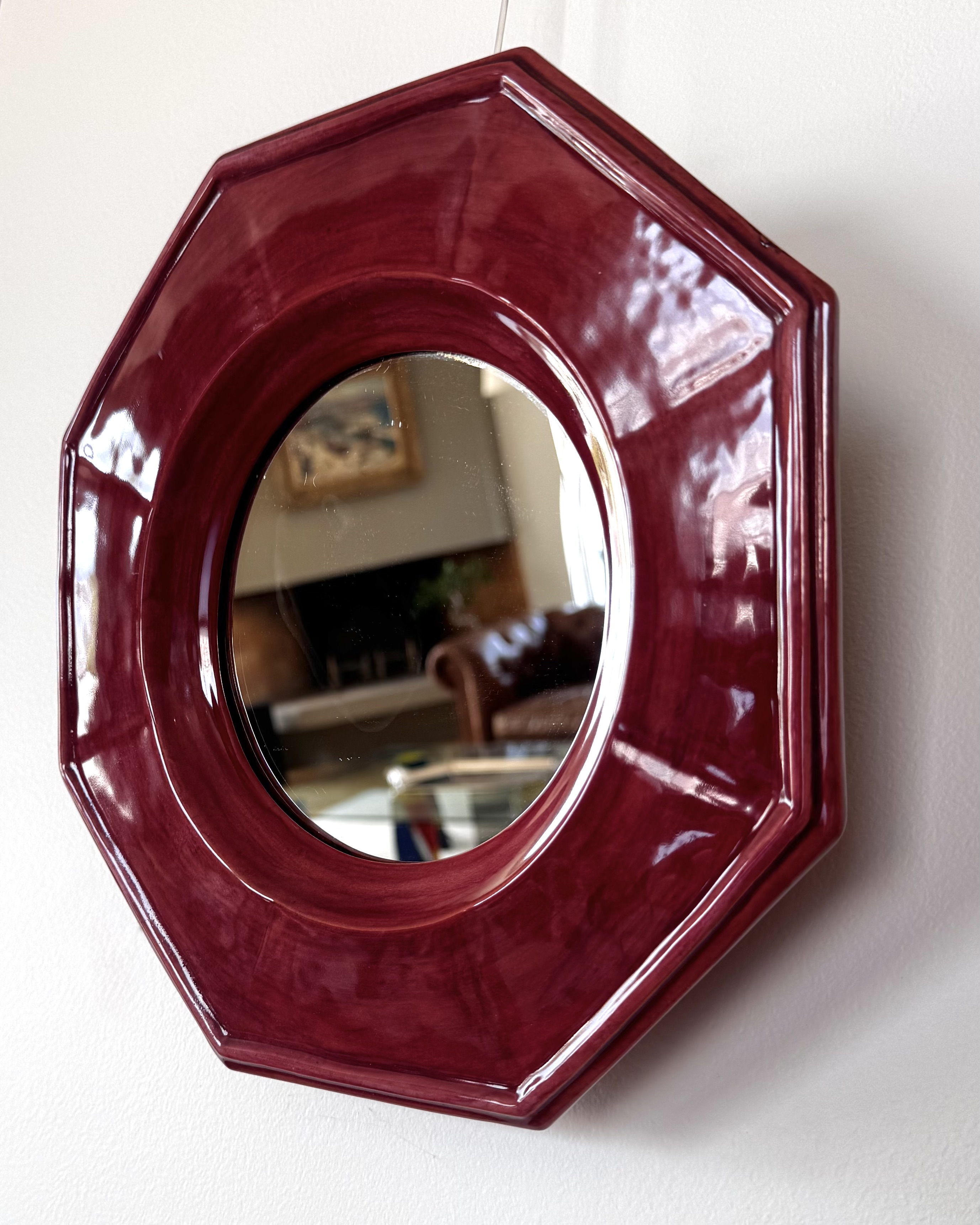 Miroir mural en céramique émaillée des frères Cloutier. 