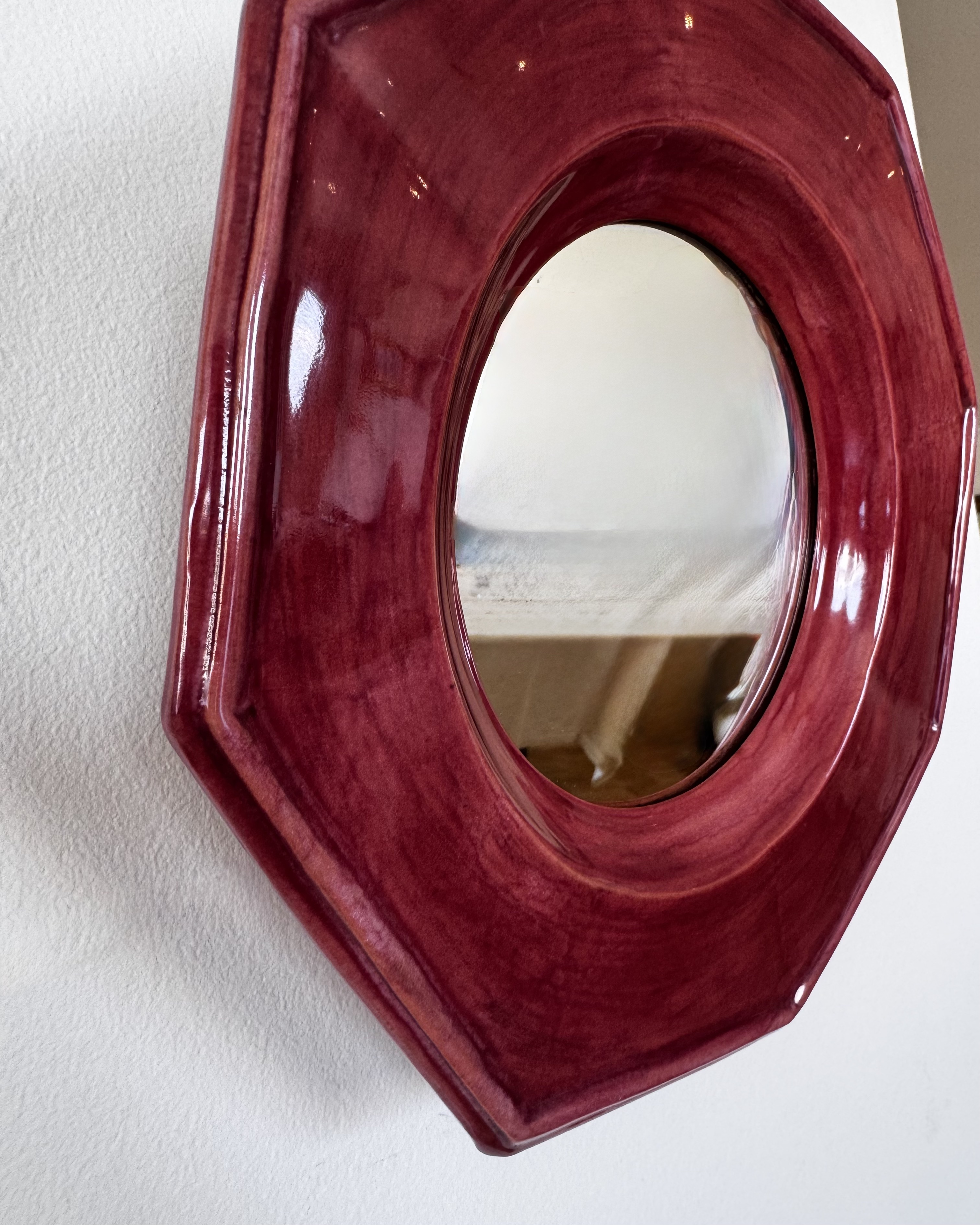 Miroir mural en céramique émaillée des frères Cloutier. 
