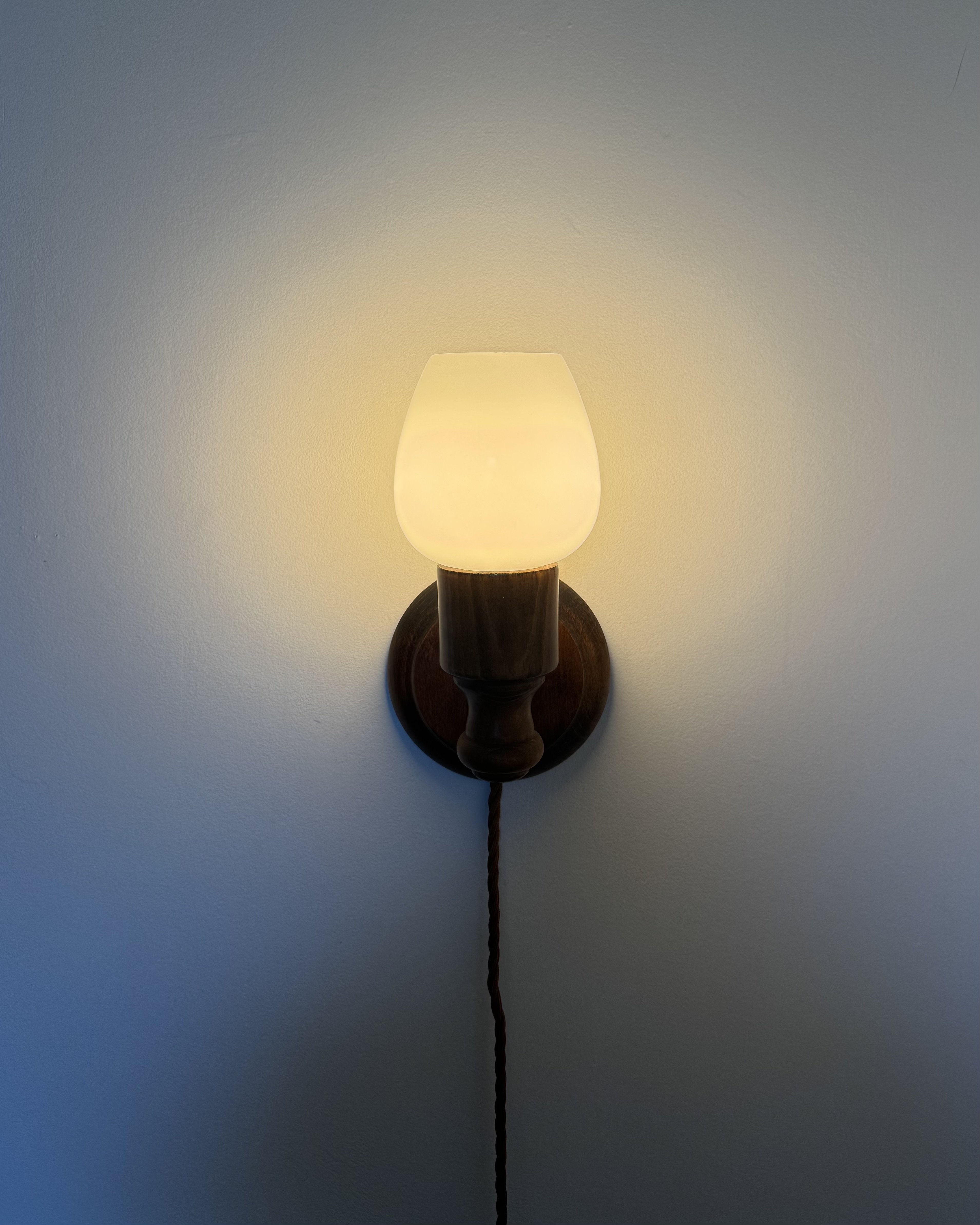 Applique murale en bois et opaline 