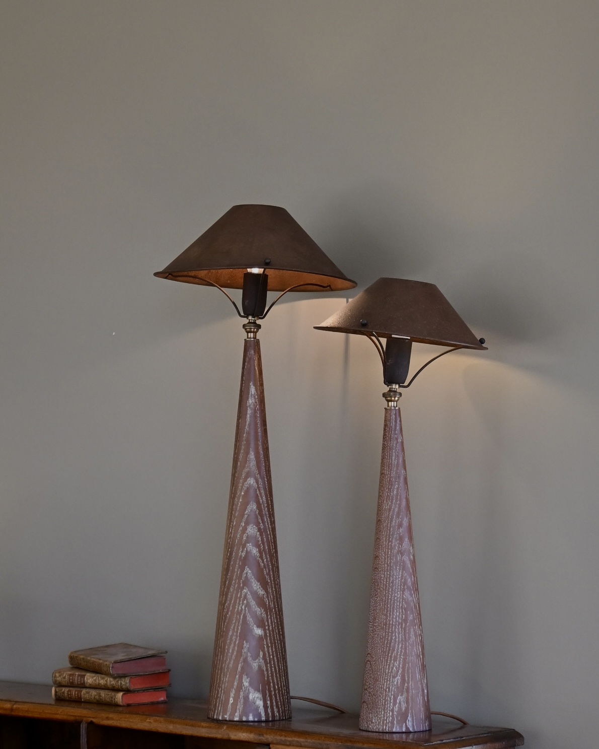Paire de lampes coniques en bois tourné et acier 