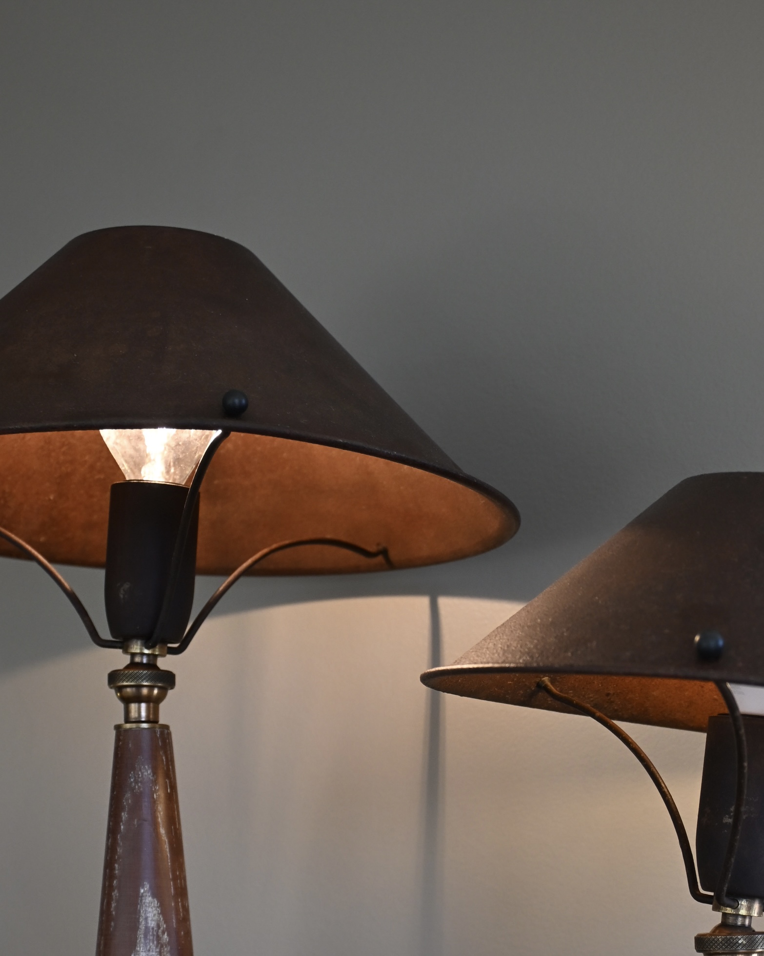 Paire de lampes coniques en bois tourné et acier 