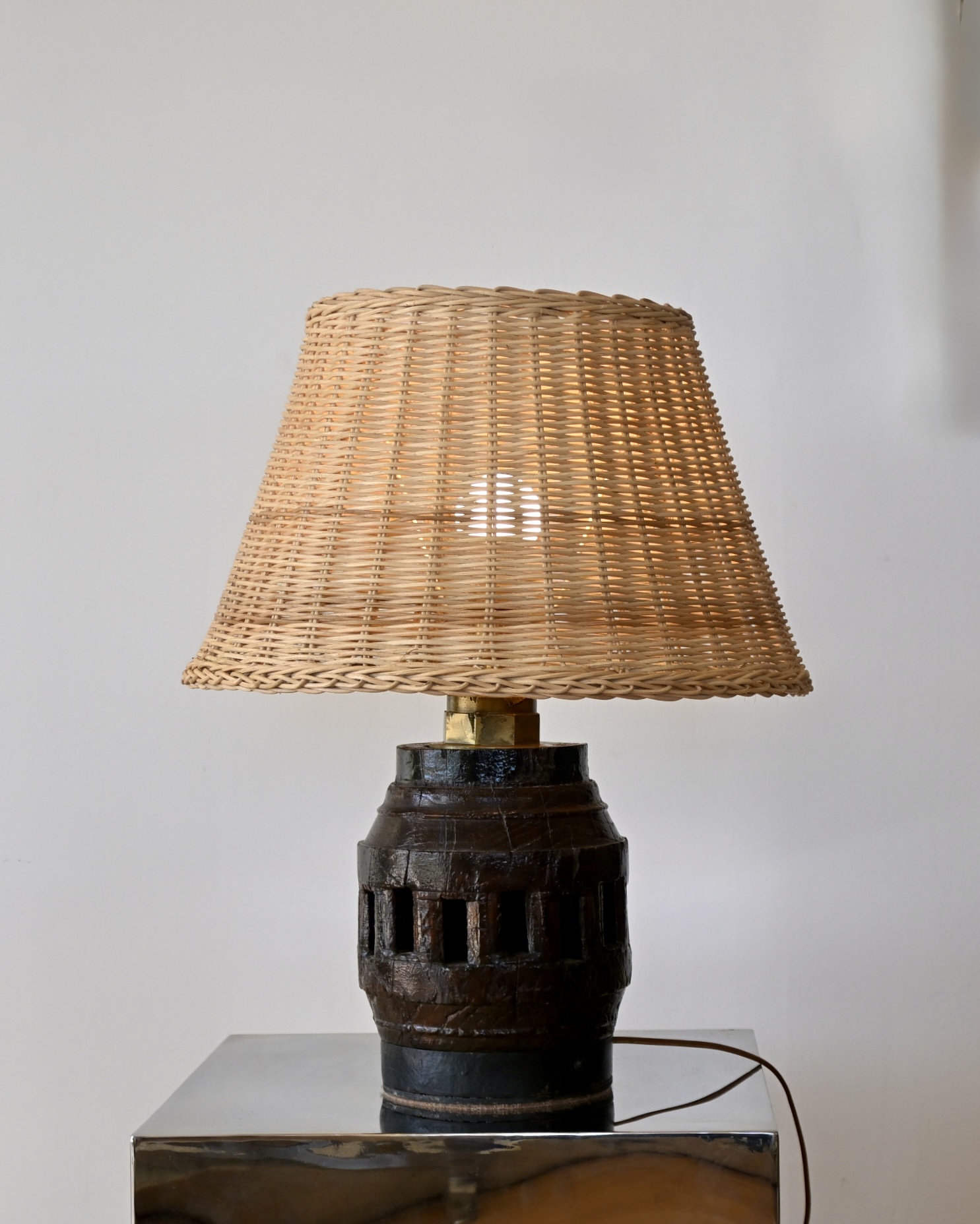 Lampe en bois, laiton et osier