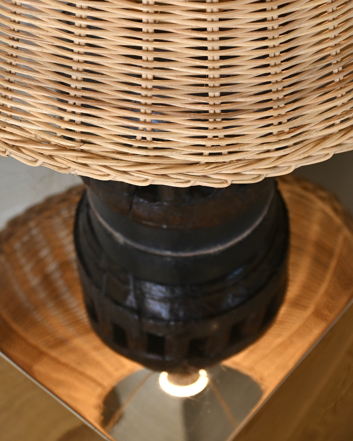 Lampe en bois, laiton et osier