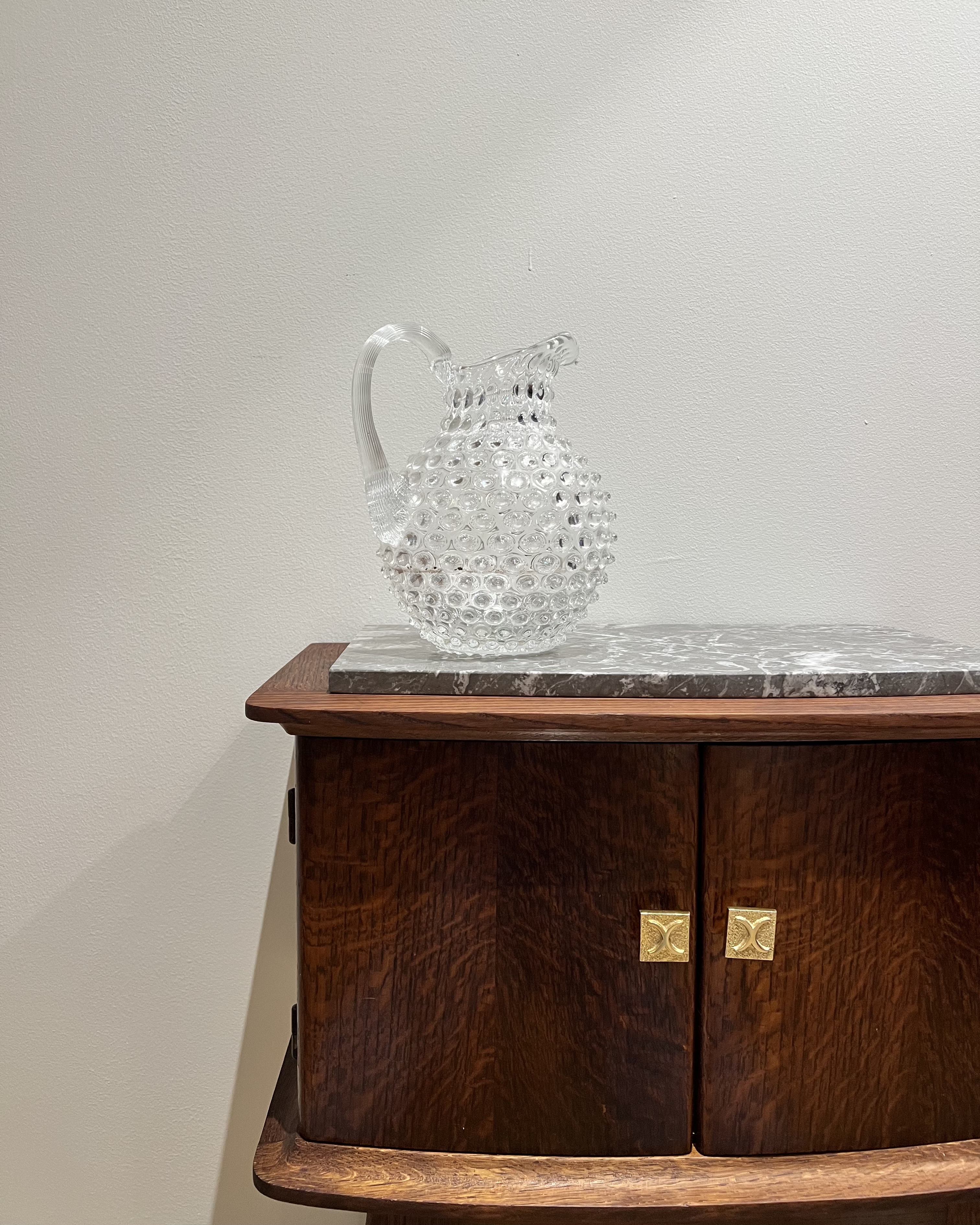 Petit meuble Art déco, chêne massif et placage, plateau en marbre