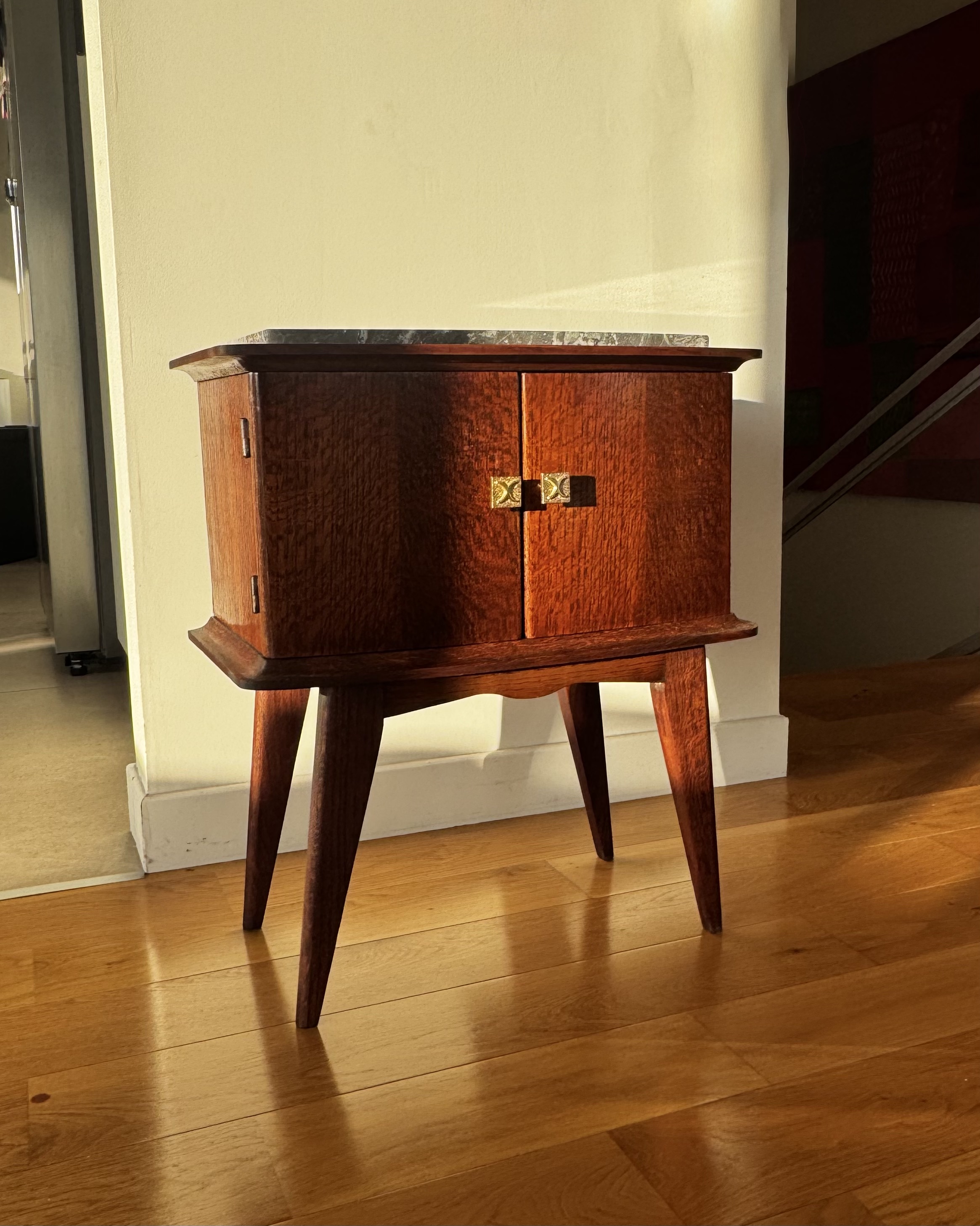 Petit meuble Art déco, chêne massif et placage, plateau en marbre