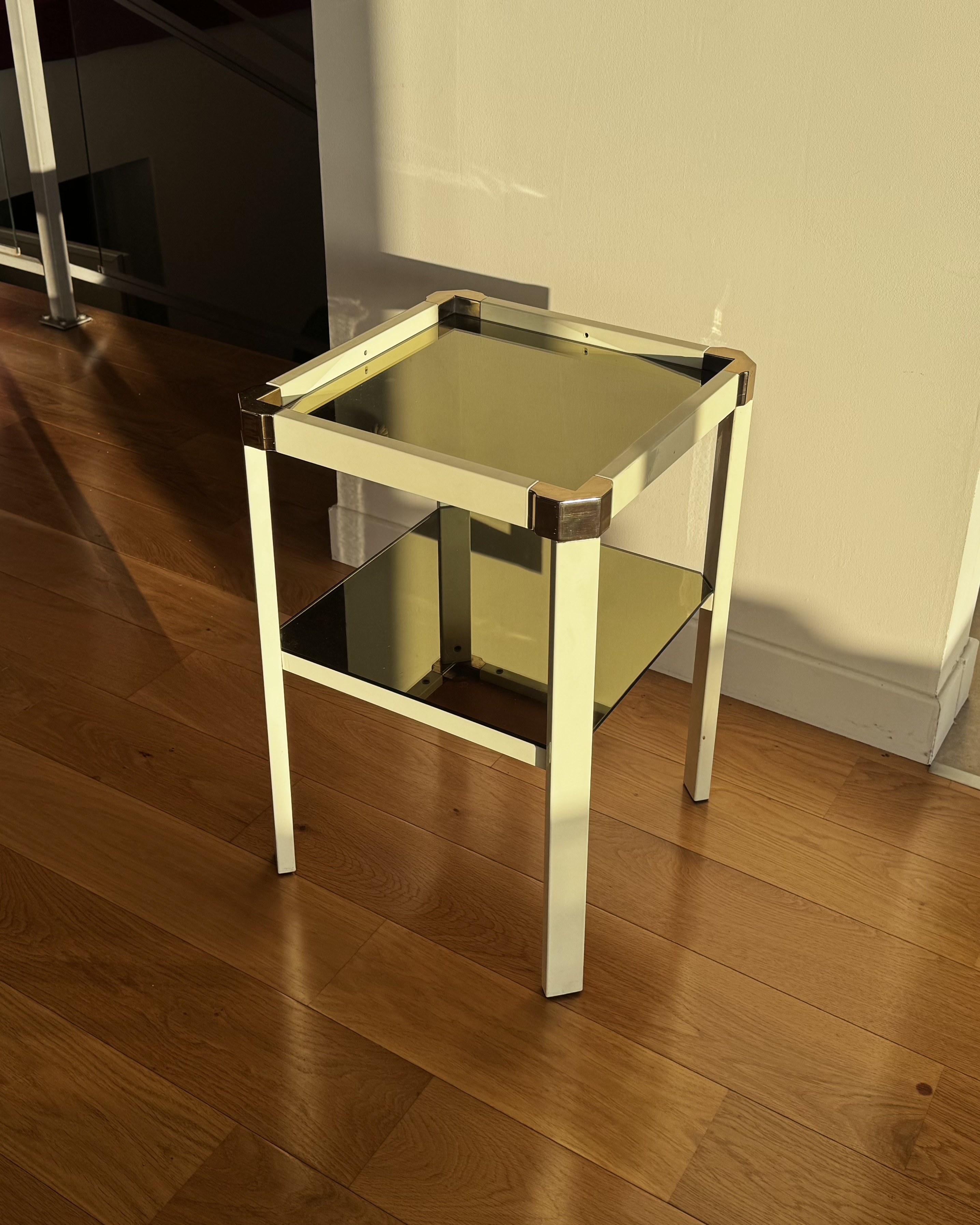 Table d'appoint en métal laqué, laiton et verre fumé 