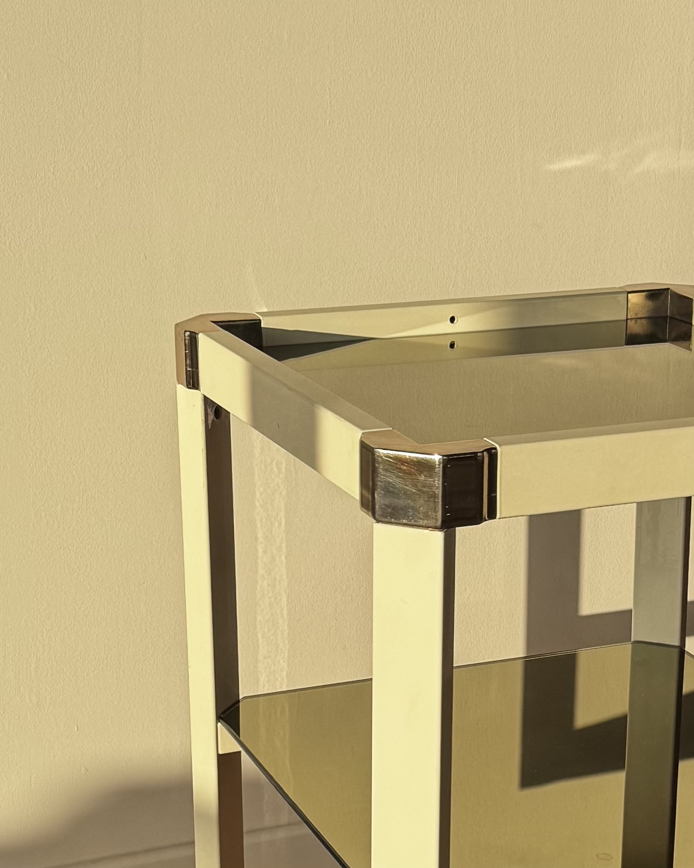 Table d'appoint en métal laqué, laiton et verre fumé 