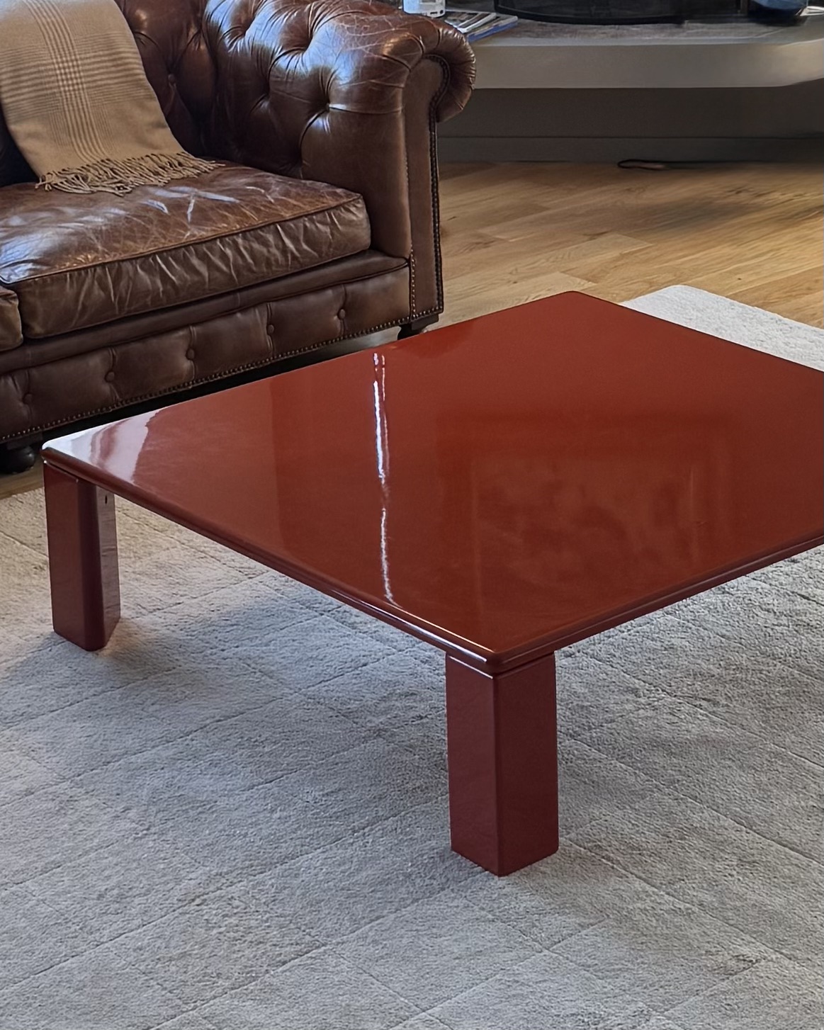 Table basse laquée rouge-orangée 