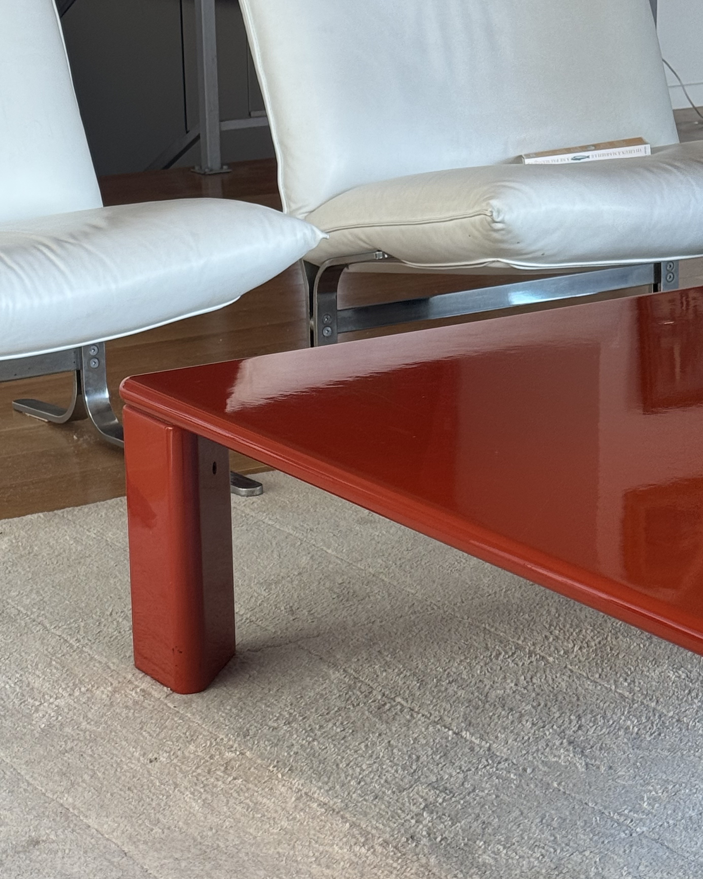 Table basse laquée rouge-orangée 