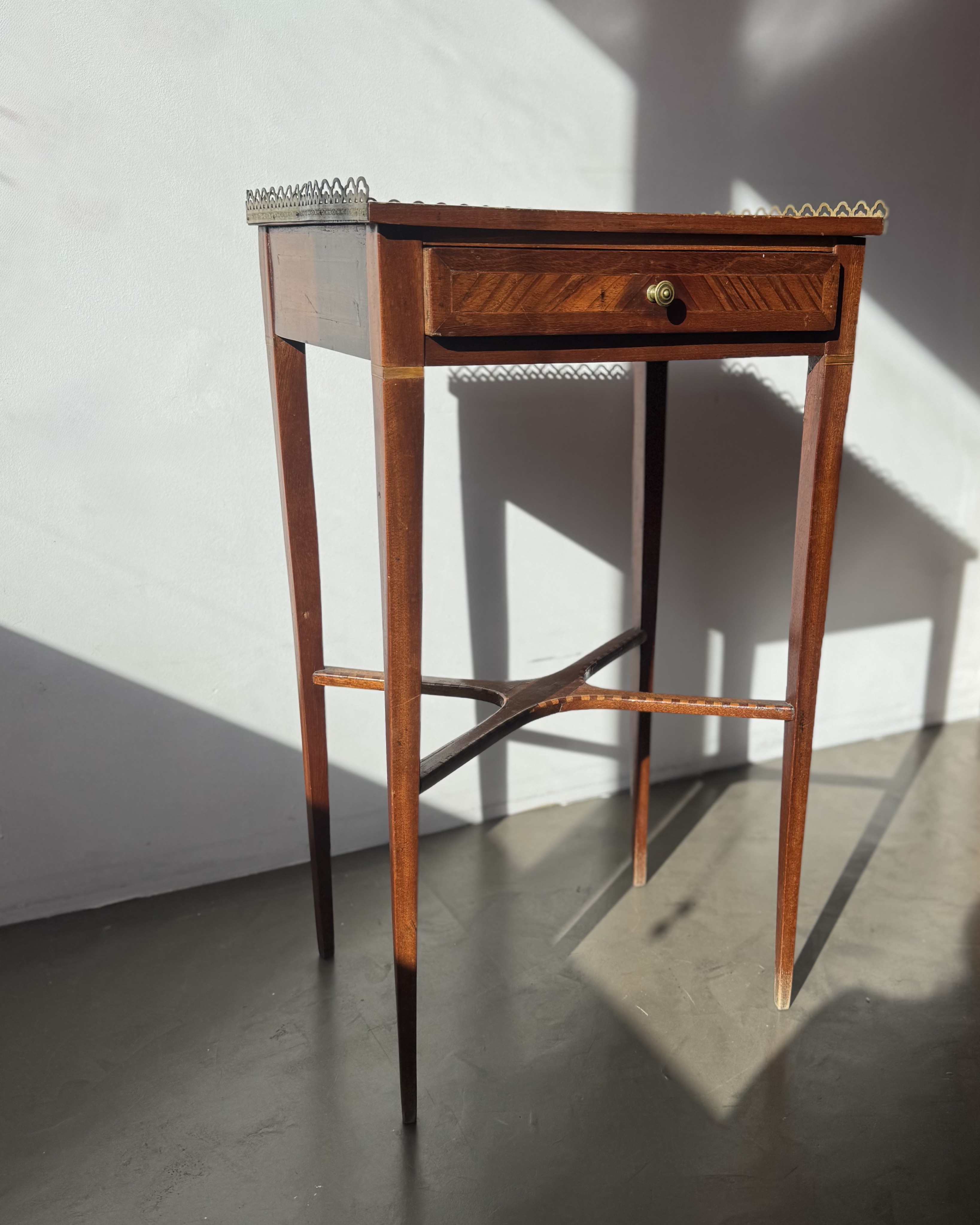 Meuble d'appoint en marqueterie et laiton  