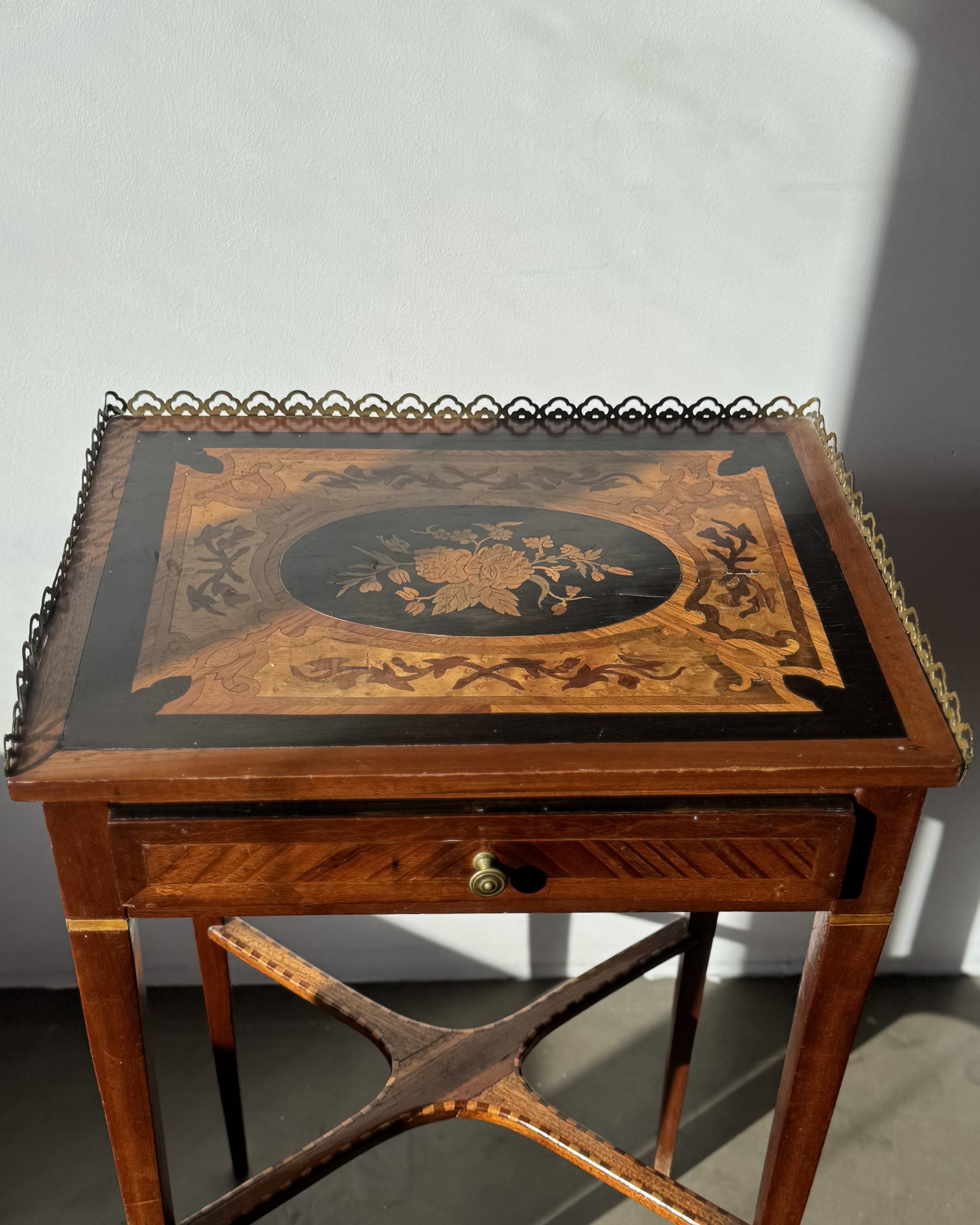 Meuble d'appoint en marqueterie et laiton  