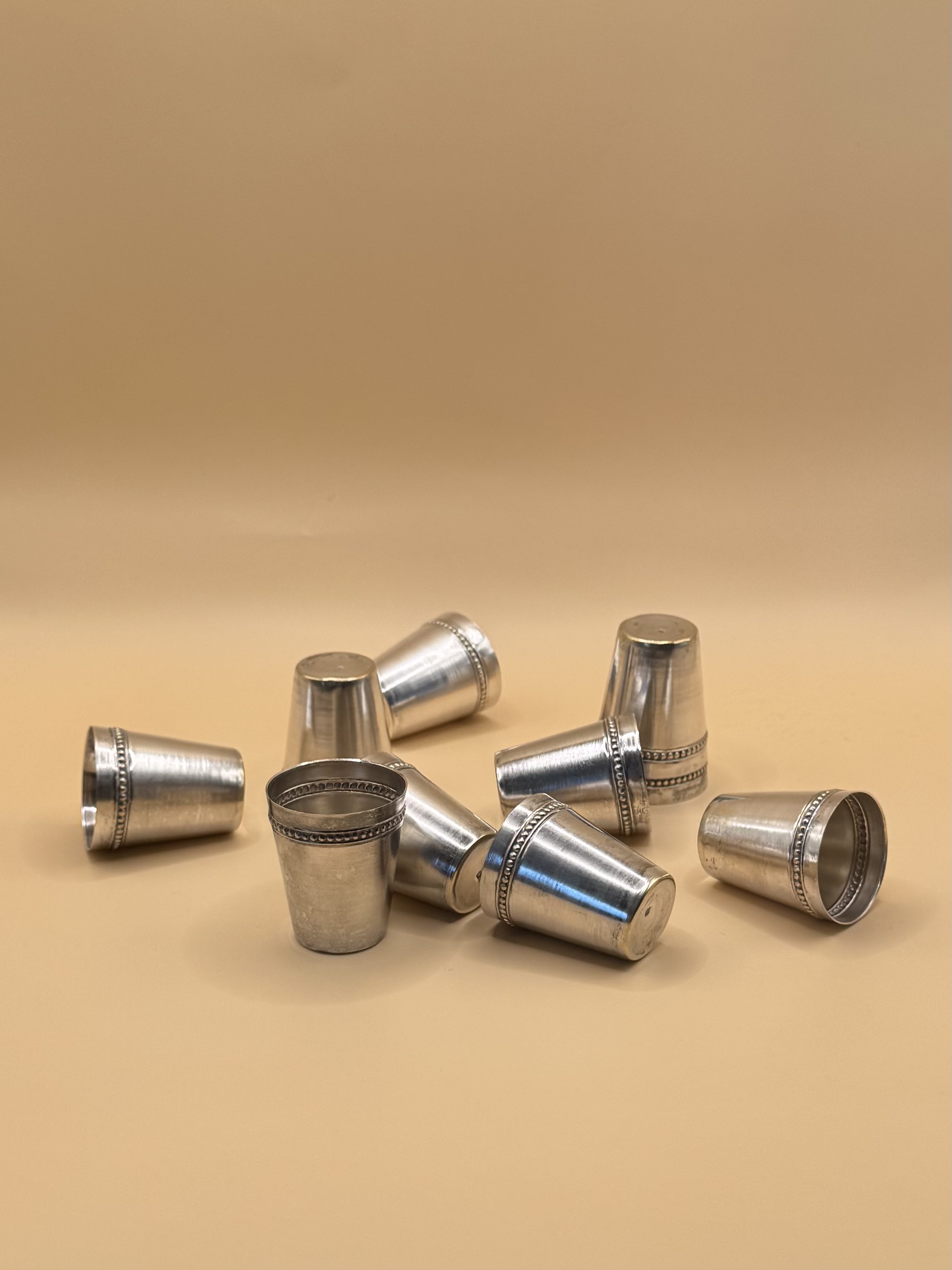 série de petits gobelets en métal argenté
