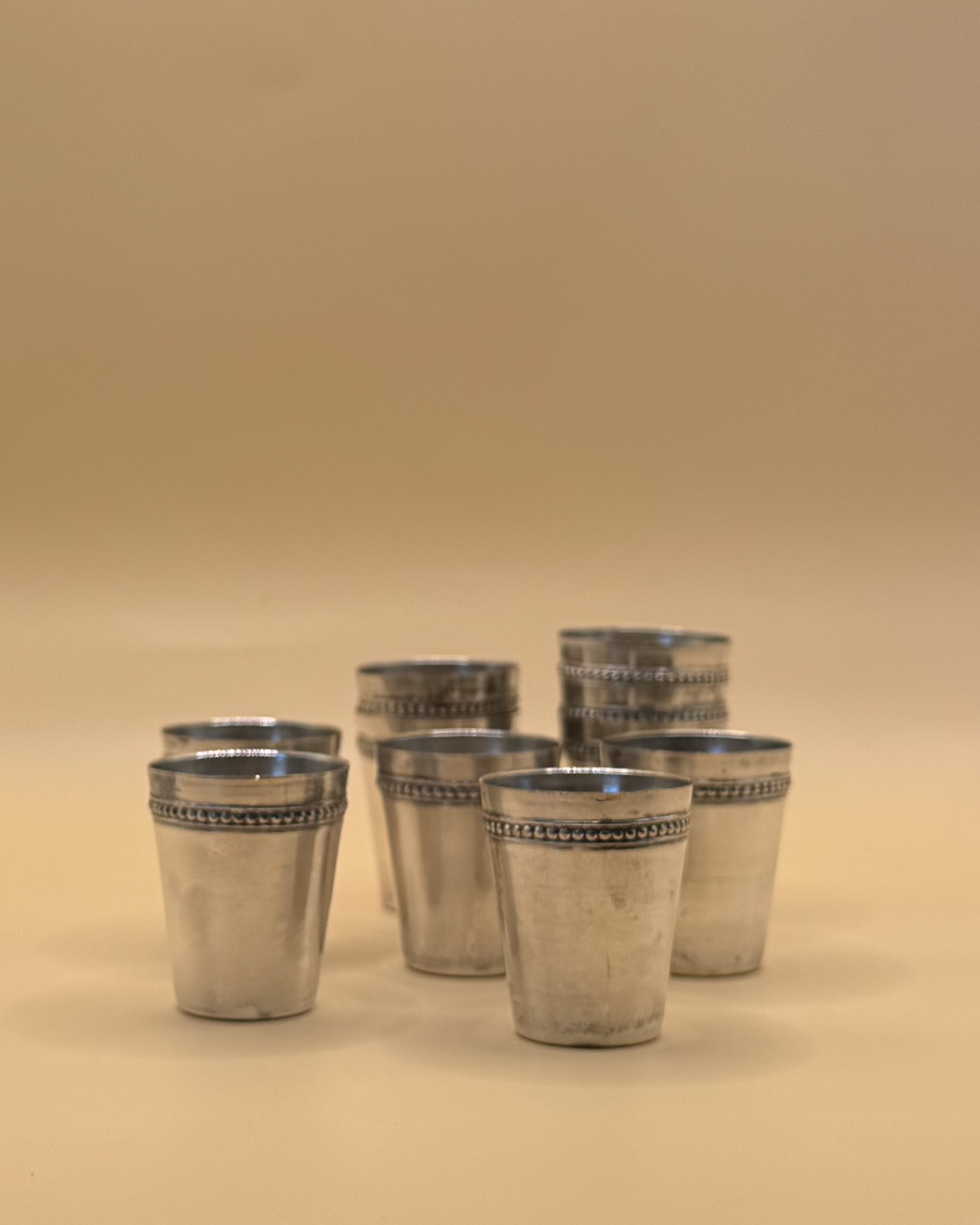 série de petits gobelets en métal argenté