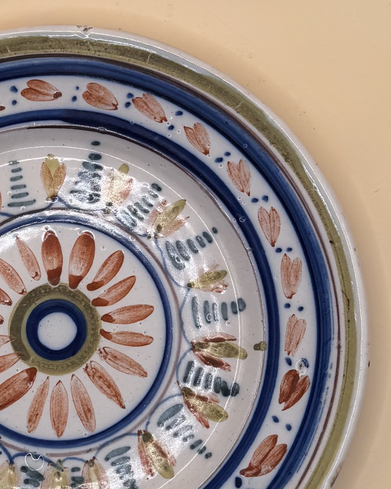 Paire d'assiettes de Quimper, décor fait main